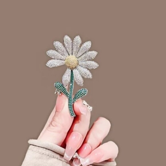 Chrysanthemum brooch - Picture 1 of 3